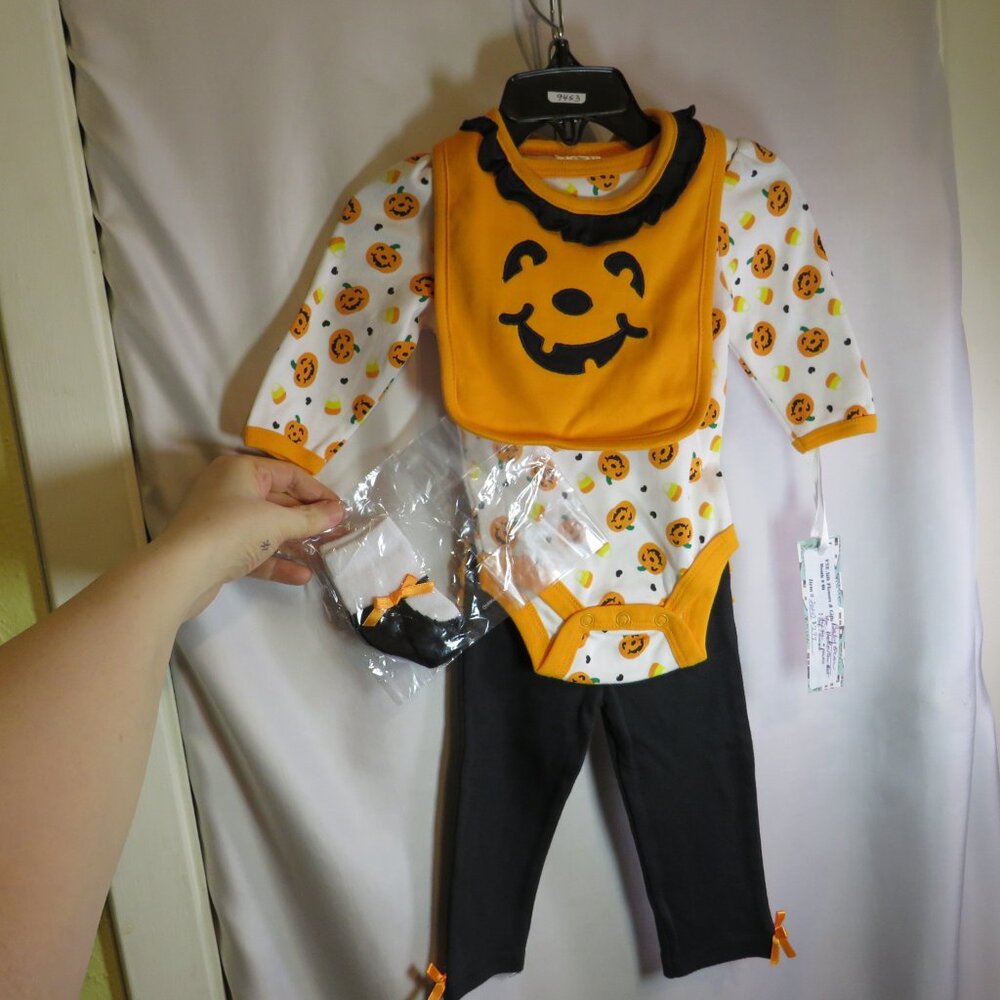 Baby Pumpkin Halloween Costume w bodysuit, pants, bib, socks (4)pc
